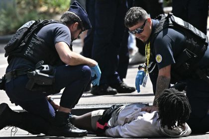 Tour de France : un homme interpellé après avoir attaqué à un policier et menacé la foule avec un couteau