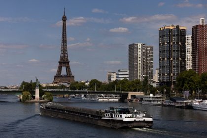 Tour Eiffel : deux hommes placés en garde à vue après un saut en parachute