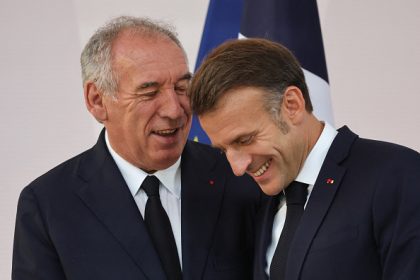 Popularité : Emmanuel Macron et François Bayrou voient leur cote légèrement remonter