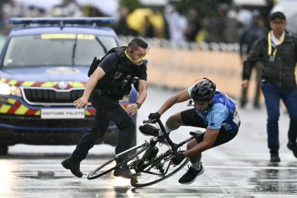 Tour de France : un homme à vélo tente de franchir la ligne avant l&rsquo;arrivée des coureurs