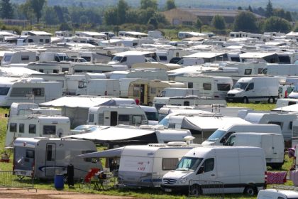 Occupation illégale d’un complexe sportif par des gens du voyage près de Bordeaux : un élu blessé