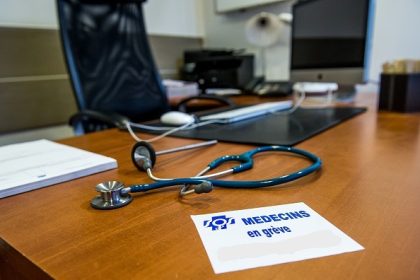 Lille : deux individus débarquent dans le cabinet d’un médecin et le frappent à coups de poing