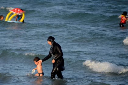 Alpes-Maritimes : la justice suspend l’interdiction du burkini à Mandelieu-la-Napoule