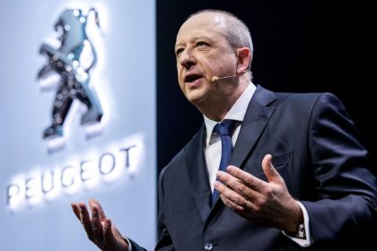 Stellantis alerte sur les défis de l’électrification des utilitaires et évoque des fermetures d’usines