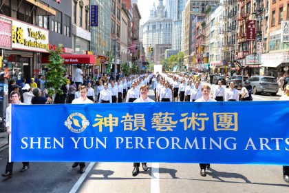 Des centaines d’artistes de Shen Yun se joignent à la marche à New York et mettent en garde contre la répression du PCC en Amérique