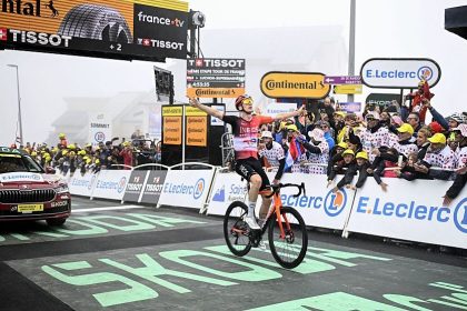 Tour de France : Thymen Arensman décroche la 14e étape, Remco Evenepoel abandonne en larmes