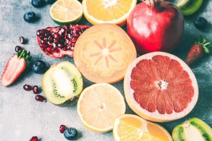 La vitamine C pourrait réactiver les gènes de renouvellement de la peau et prévenir son amincissement