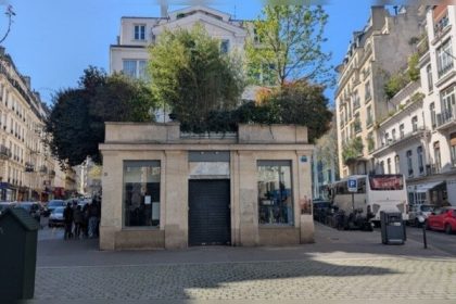 Des célébrités s’opposent à une supérette dans un quartier chic de Paris, invoquant nuisances sonores, déchets et mendicité