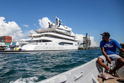 États-Unis : un immense yacht saisi à un oligarque russe mis aux enchères