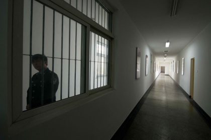 Un groupe de défense des droits de l&rsquo;homme exhorte la Chine à lever l’interdiction de sortie du territoire frappant une mère et son enfant