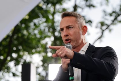 Stèle aux victimes du communisme à Saint-Raphaël : le porte-parole du PCF Ian Brossat indigné