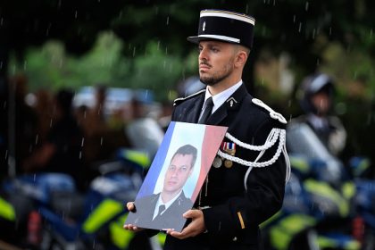 « On a donné le permis de tuer à cet homme » : un an après la mort du gendarme Éric Comyn, sa veuve dénonce l’impunité