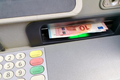 Un homme trouve 500 euros dans la fente d’un distributeur et choisit de les remettre à la police
