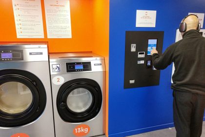 Moins cher, plus pratique : les Français adoptent de plus en plus les laveries automatiques