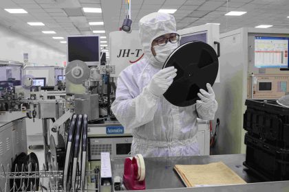 Donald Trump annonce des tarifs douaniers sur les importations de puces électroniques, pouvant atteindre 300 %