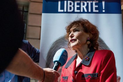 « Une minorité frappée d&rsquo;OQTF » : l&rsquo;ex-ministre Noëlle Lenoir visée par une plainte, se défend d&rsquo;être raciste