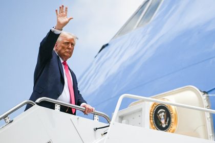 Guerre en Ukraine : Donald Trump se rend en Alaska pour un sommet crucial avec Vladimir Poutine