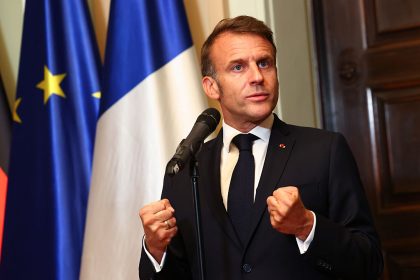Emmanuel Macron appelle les chefs du camp gouvernemental à « travailler » avec le PS « contre la dissolution »