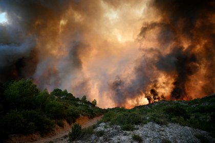 « Taper vite et fort » : les pompiers en première ligne contre l&rsquo;incendie d&rsquo;une ampleur inédite dans l’Aude