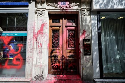 Peinture rouge et tags hostiles sur les locaux de la compagnie israélienne El Al à Paris