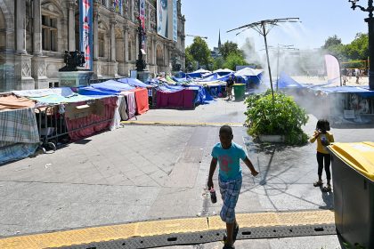 Paris : quelque 200 migrants sans-abri ont été délogés ce matin de la place de l&rsquo;Hôtel de Ville