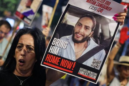 La mère d&rsquo;un otage israélien menace de poursuivre Benjamin Netanyahu si son fils ne rentre pas vivant de Gaza