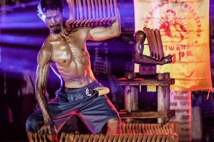 Indonésie : un concours de culturisme insolite pour préserver l’artisanat de la tuile