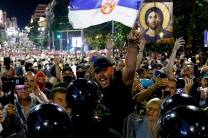 Serbie : nouveaux affrontements entre des milliers de manifestants anticorruption et la police