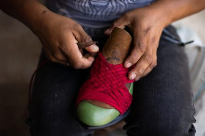 Des artisans mexicains dénoncent le copiage par Adidas du design de leurs sandales traditionnelles