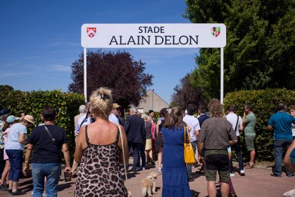 Alain Delon : un hommage rendu à Douchy, un an après la mort de l&rsquo;acteur