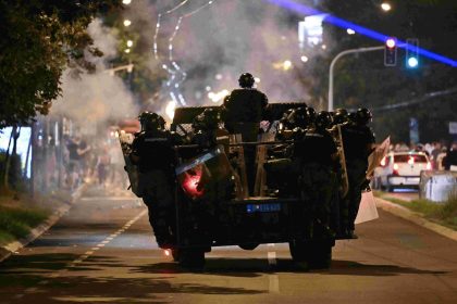 Des milliers de personnes manifestent alors que le président serbe met en garde contre une « révolution colorée »