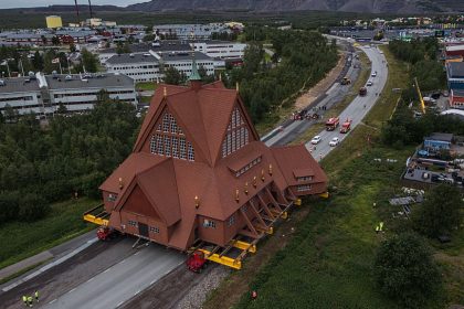 Suède : l’expansion d’un gisement minier force un village et sa célèbre église en bois rouge à déménager