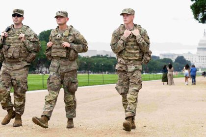 Les troupes de la Garde nationale vont commencer à porter des armes à Washington