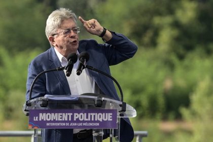 « Nous vous mettrons en prison » : Jean-Luc Mélenchon s’en prend violemment aux préfets, provoquant l’indignation