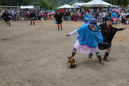 Colombie : un tournoi de football d’agricultrices en bottes, poncho et chapeau traditionnels