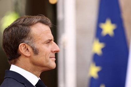 Budget : Emmanuel Macron assure qu’il ira “jusqu’au bout de son mandat” malgré la crise