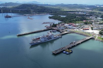 Des navires de guerre américains traversent le canal de Panama en direction du sud des Caraïbes