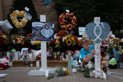 « Il s’est allongé sur moi, mais lui, il a été touché » : un écolier sauvé par son camarade lors de la fusillade de Minneapolis