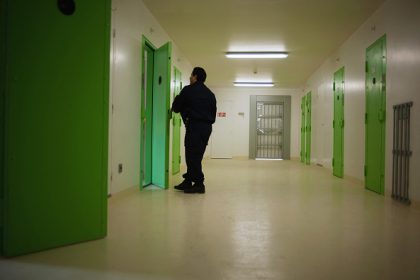 Prison de Lyon-Corbas : un détenu filme son anniversaire avec alcool et gaz hilarant