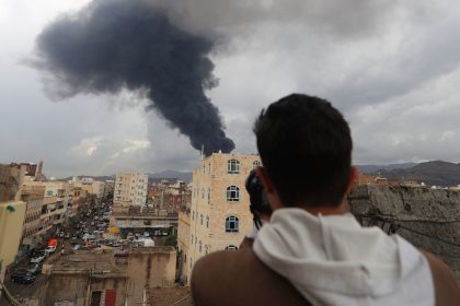 Israël frappe des cibles houthies dans la capitale du Yémen