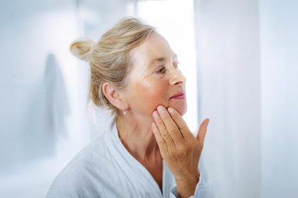 Cinq huiles essentielles anti-âge pour l’éclat, l’hydratation et l’élasticité