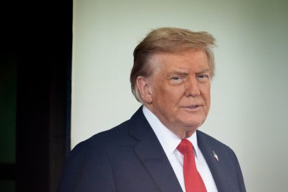 Une femme est arrêtée et inculpée après avoir menacé de tuer Donald Trump