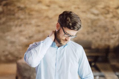 Sept étirements pour les tensions dans le cou et les épaules et favoriser une tension artérielle saine