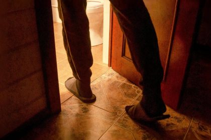 Arrêter la miction nocturne avec l’acupression et les remèdes à base de plantes