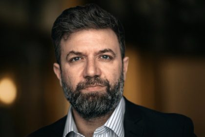 Arthur de Watrigant : « Patrick Cohen et Thomas Legrand ont trahi la mission du service public »