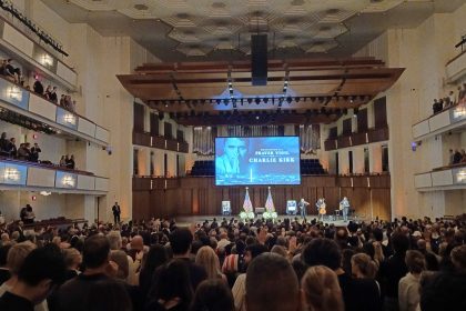 Des milliers de personnes rendent hommage à Charlie Kirk lors d’une veillée de prière à Washington