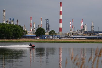 La Pologne appelle l&rsquo;UE à mettre fin aux importations de pétrole russe d&rsquo;ici 2026, malgré les objections hongroises et slovaques