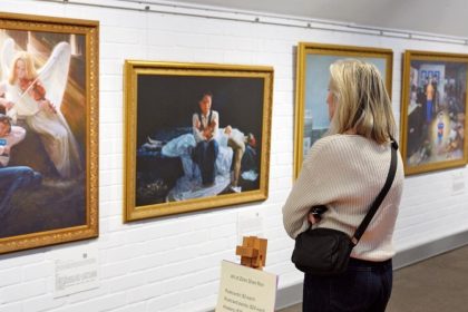 Comment une exposition utilise la bienveillance pour dévoiler les brutalités cachées de Pékin