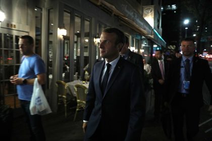 Insolite : Emmanuel Macron bloqué dans les rues de New York, il contacte Donald Trump pour s’en sortir