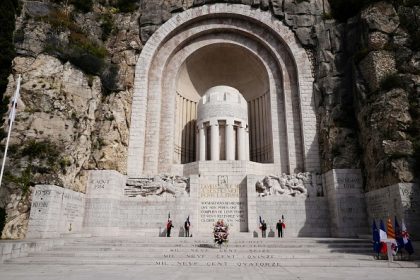 « Viens enlever mon drapeau » : à Nice, un rassemblement pour protéger l’étendard français